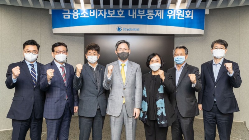 민기식 푸르덴셜생명보험 대표이사 사장(가운데)과 임원들이 ‘금융소비자보호 내부통제위원회’ 발족 기념 사진을 찍고 있다./사진=푸르덴셜생명
