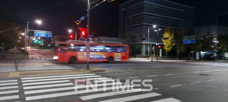 새벽 시간대 일산동구청 앞을 지나가고 있는 심야버스 한 대 / 사진=한국금융신문