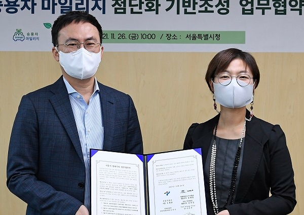 현대차그룹 TaaS본부 정헌택 상무(왼쪽)와 서울시 김연지 환경시민협력과장. 사진=현대차.