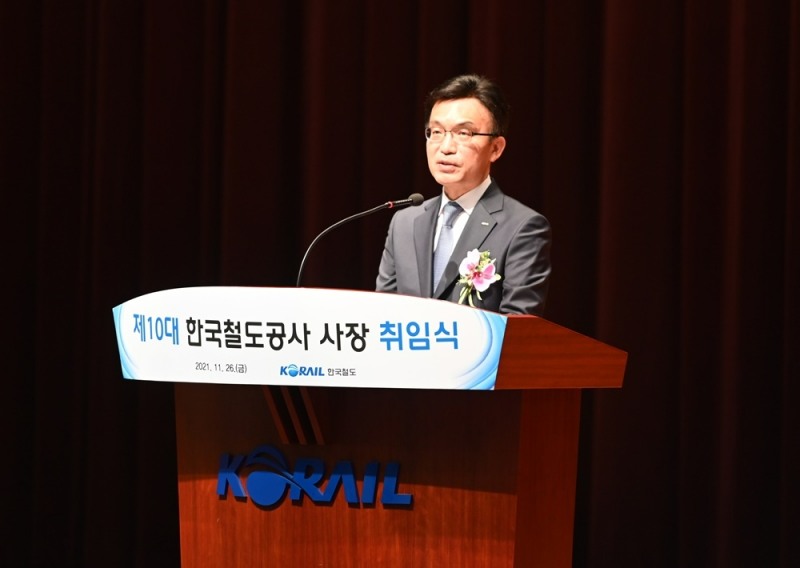 나희승 한국철도 신임 사장이 26일 오전 한국철도 본사에서 취임식을 갖고 “글로벌 최고 수준의 안전과 강력한 경영개선으로 국민과 함께하는 철도를 만들자”고 말했다. /사진제공=한국철도