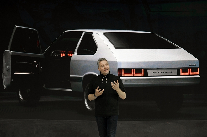 현대스타일링담당 사이먼 로스비 상무가 아이오닉 5 자율주행차의 디자인 철학을 소개하고 있다.