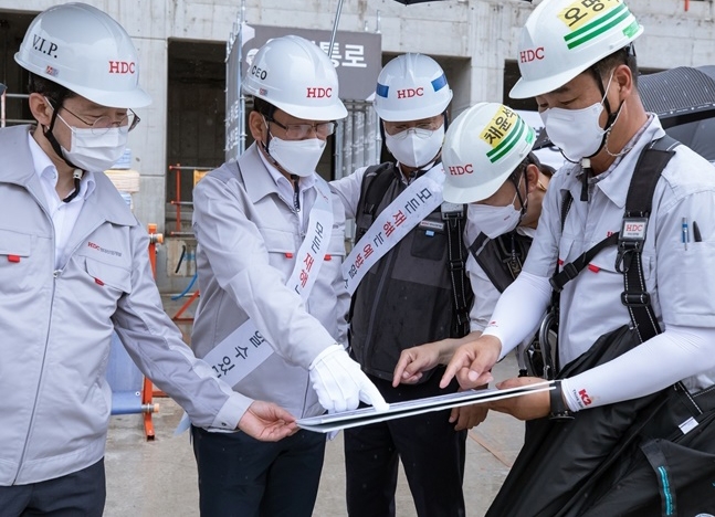 지난 8월 전국의 건축 및 인프라 현장에서 동시에 진행된 안전 및 보건관리 일제 점검은 HDC현대산업개발의 경영진 뿐만 아니라 협력사도 함께 참여한 가운데 진행됐다. / 사진제공=HDC현대산업개발