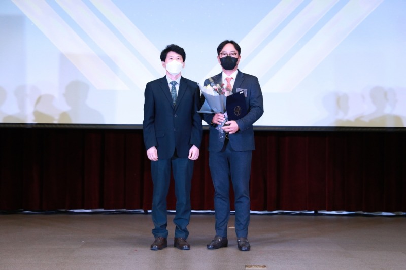 2021년 서울사회공헌대상에서 한화건설의 포레나 도서관 조성사업이 우수프로그램으로 선정돼 서울시장상을 수상했다. 사진은 정수용 서울시 복지정책실장(왼쪽), 김석원 한화건설 지원팀장. / 사진제공=한화건설