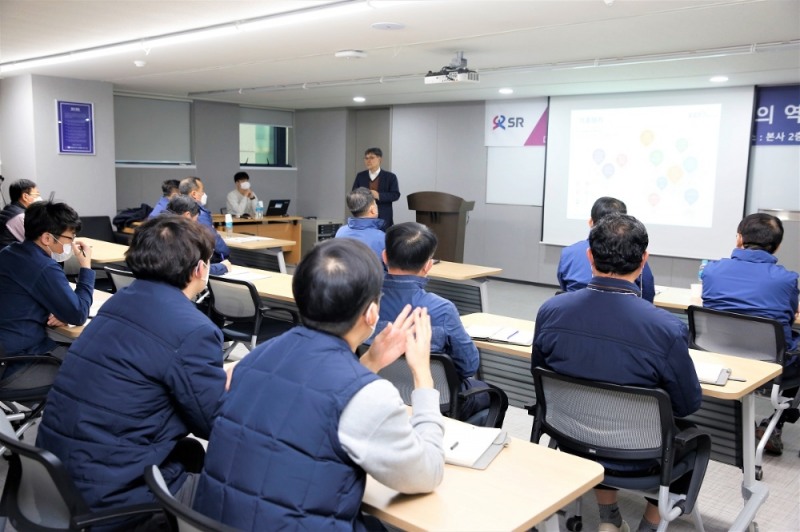 SR은 지난 26일(금) 수서 본사 사옥에서 윤제용 한국환경연구원장을 초청해 임직원 대상 환경경영 특강을 열었다. / 사진제공=SR