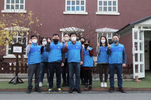 29일 서울시 중구 남산원에서 열린 기부금 전달식에서 DGB생명 김성한 대표이사(사진 가운데)와 이종원 노조위원장(김성한 대표 기준 오른쪽) 및 DGB생명 임직원들이 기념촬영을 하고 있다./사진 제공= DGB생명