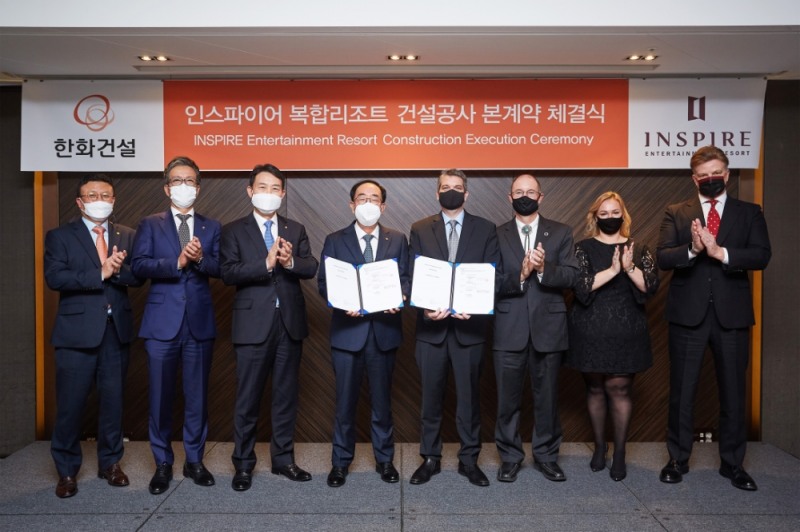 한화건설 최광호 부회장(왼쪽에서 네번째)과 인스파이어 모기업인 MGE의 해외사업 총괄 바비 소퍼 대표(왼쪽에서 다섯번째) 등 양측 관계자들이 인스파이어 복합리조트 1단계 건설공사의 본계약을 체결하고 기념사진을 촬영하고 있다. / 사진제공=한화건설