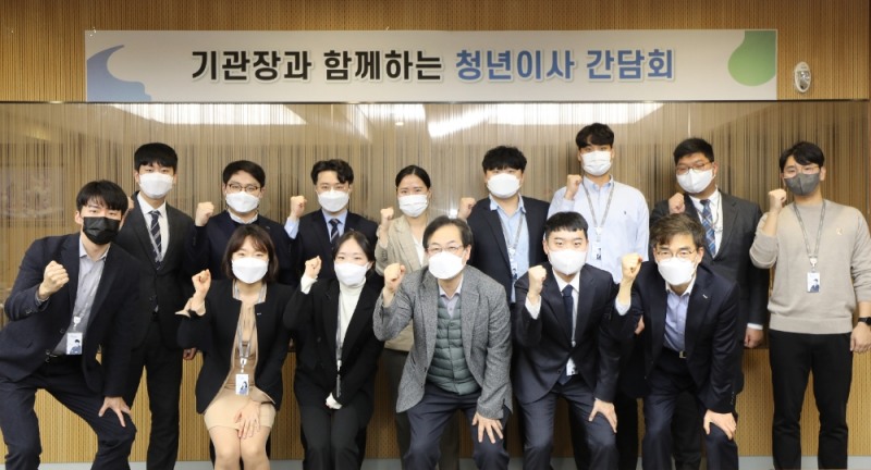 권형택 HUG 사장(앞줄 가운데)과 청년이사 12인 등이 간담회에서 기념촬영을 하고 있다. / 사진제공=HUG