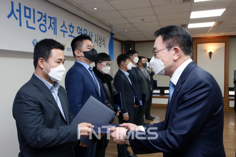 조용병 신한금융그룹 회장(오른쪽)이 1일 오후 서울 서대문구에 있는 경찰청에서 열린 제1회 서민경제 수호 영웅상 시상식에서 서민경제 수호 영웅들에게 시상하고 있다./사진=신한금융그룹