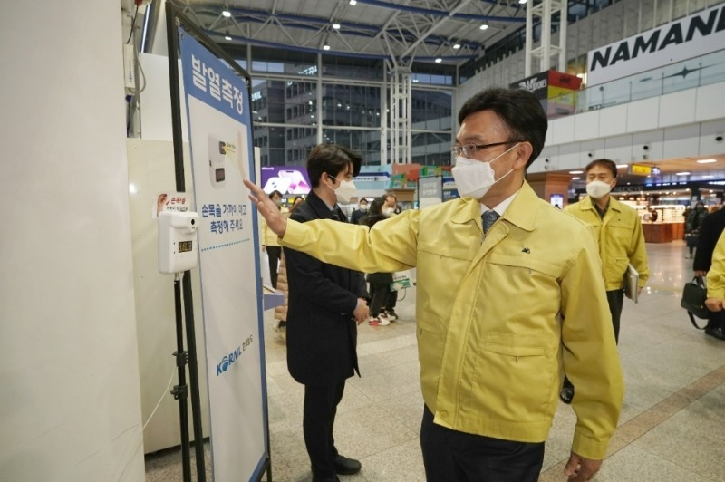 나희승 한국철도 사장(가운데)이 1일 오후 서울역을 찾아 발열측정기, 손소독기 운영 등 방역상황을 점검했다. /사진제공=한국철도