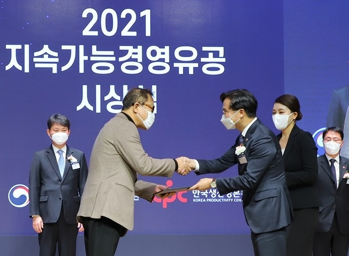 1일 열린 2021 지속가능경영유공 시상식에서 정길근 CJ제일제당 지속가능경영담당 부사장이 산업통상자원부 차관으로부터 종합ESG 부문 산업통상자원부 장관표창을 수여받고 있다./사진제공=CJ제일제당