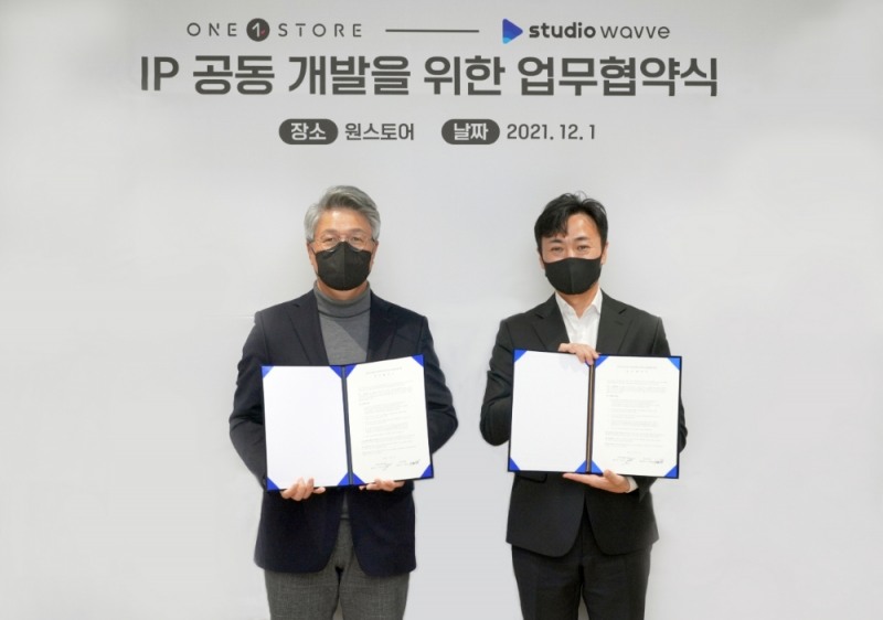 이재환 원스토어 대표(사진 왼쪽)와 이찬호 스튜디오웨이브 대표가 IP 공동 개발을 위한 업무 협약을 체결했다. 사진=스튜디오웨이브