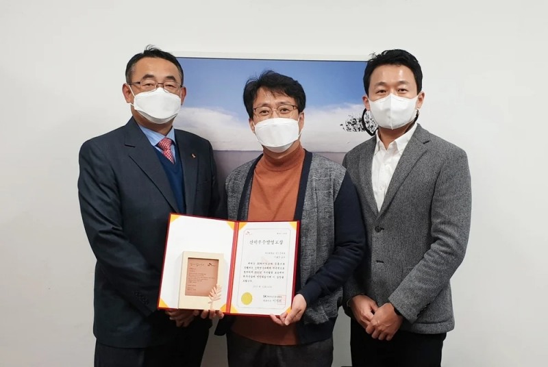 (왼쪽부터) 허용수 SK하이닉스 특허개발기획 PL, 이호준 부산대학교 교수, 김준수 SK하이닉스 R&D전략기획 TL. 사진=SK하이닉스