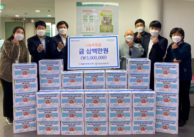 최광수 NH저축은행 대표이사(왼쪽에서 세번째)가 나눔후원금 전달 후 관계자들과 기념 촬영을 하고 있다. /사진제공=NH저축은행