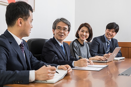 ▲ 이윤배 화재보험협회 이사장이 직원들과 이야기를 나누고 있다. 사진 = 화재보험협회