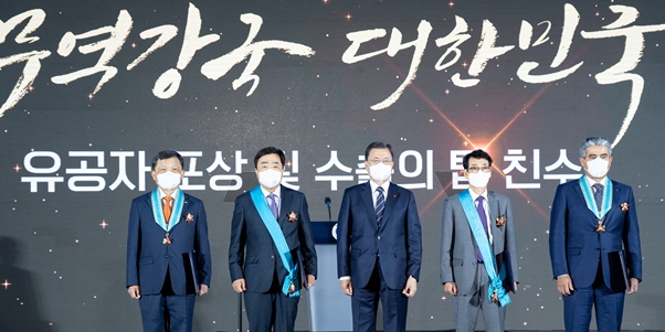 김기호 SM스틸 대표(왼쪽)가 6일 열린 '제58회 무역의 날' 기념식에서 유공자 포상 기업인들과 기념촬영 하고 있다. / 사진제공=SM스틸