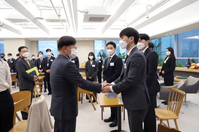 2021년 하반기 채용전제형 인턴사원과 악수하는 김원규 이베스트투자증권 사장(좌). / 사진제공=이베스트투자증권