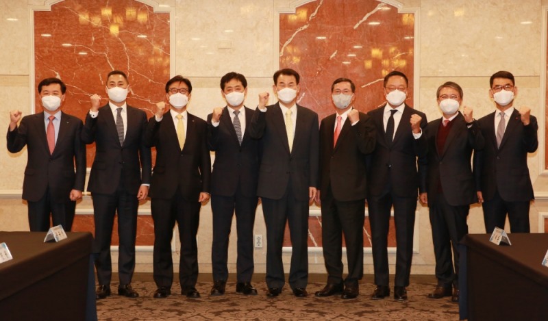 윤규션 하나캐피탈 대표, 목진원 현대캐피탈 대표, 이동철 KB국민카드 대표, 김주현 여신금융협회 회장, 정은보 금융감독원장, 임영진 신한카드 대표, 정태영 현대카드 대표, 김대환 삼성카드 대표, 추광식 롯데캐피탈 대표(왼쪽부터) /사진제공=금융감독원