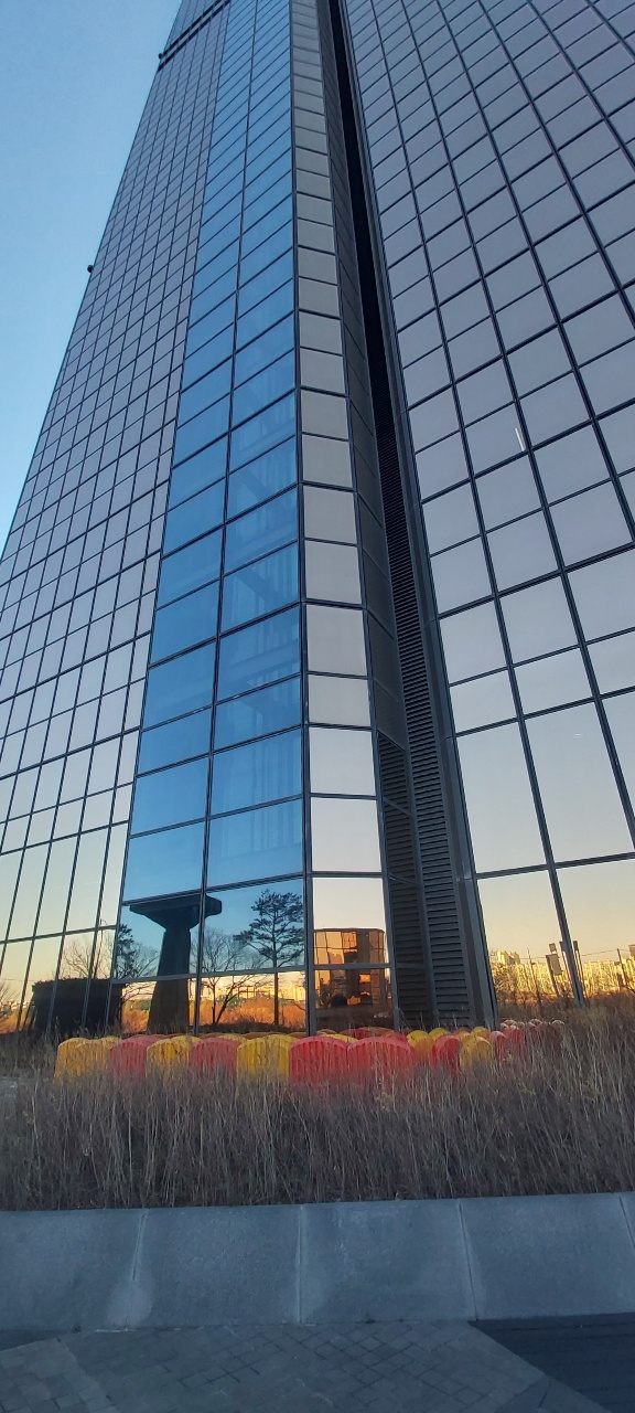 63빌딩 측면에서 촬영한 엘리베이터 모습 / 사진=한국금융신문