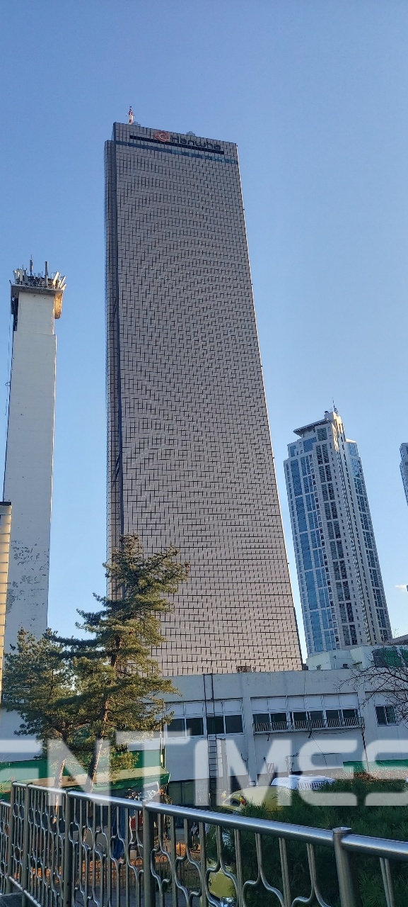 정면에서 촬영한 63스퀘어(63빌딩) 모습. /사진=한국금융신문