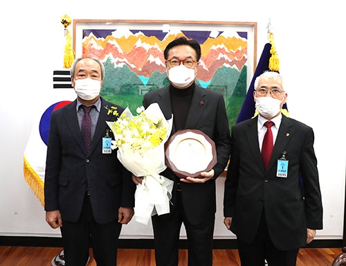 농협 밤전국협의회, 정진석 국회부의장 감사패 전달