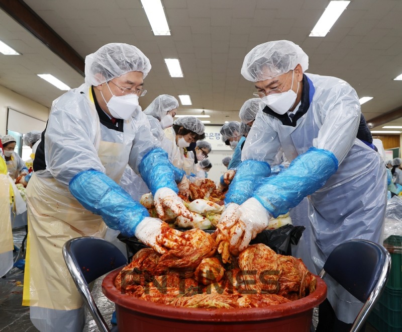 DGB대구은행(은행장 임성훈) 임직원으로 구성된 동행 봉사단과 지난달 최종 합격한 신입행원 등 50여 명과 적십자 봉사원 및 청소년적십자(RCY) 단원이 7일 대한적십자사 대구지사 별관에서 지역 취약계층의 따뜻한 겨울나기를 위한 ‘2021 사랑의 김장 나눔’ 행사를 실시하고 있다./사진=DGB대구은행