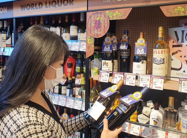 이마트24 고객이 와인을 고르고 있다./사진제공=이마트24