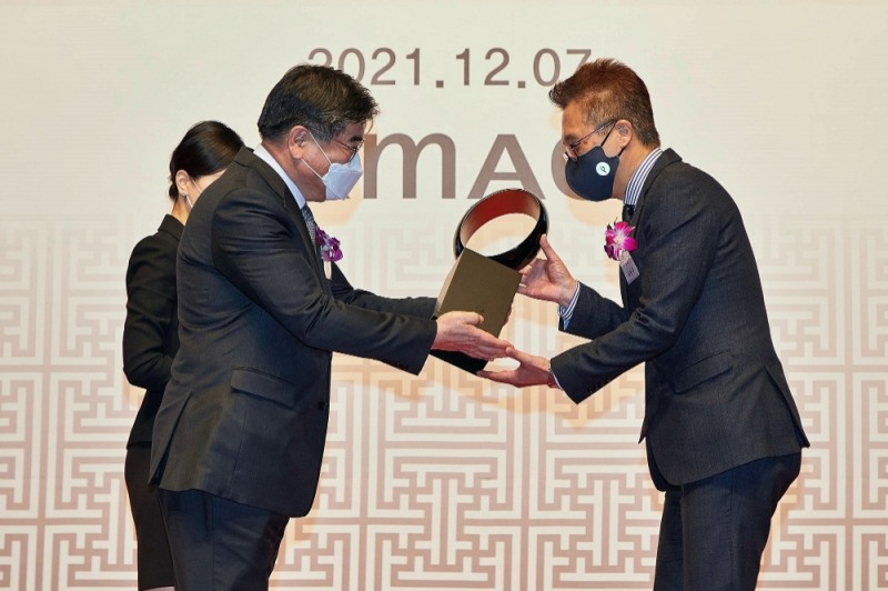 7일 한국능률협회컨설팅 주관으로 서울 신라호텔 다이너스티홀에서 열린 2021 한국의경영대상 시상식에서 풀무원 유원무 바른마음경영실장(사진 오른쪽)이 공공혁신위원회 김용진 위원장으로부터 '한국의 ESG혁신 리더’상을 수여받고 있다./ 사진제공 = 풀무원