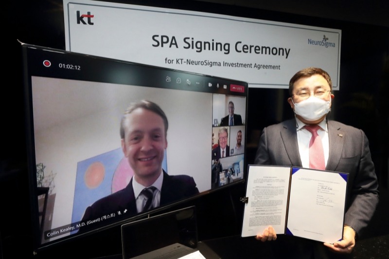 KT AI/DX융합사업부문 송재호 부사장(사진 오른쪽)과 뉴로시그마 부사장 ‘콜린 킬리(Colin Kealey)’가 SPA를 체결했다. 사진=KT