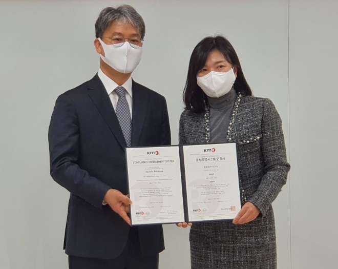 한화솔루션은 10일 공인인증기관인 한국경영인증원(KMR)으로부터 준법경영시스템(ISO 37301)에 대한 국제 표준 인증을 받았다. 사진=한화솔루션.