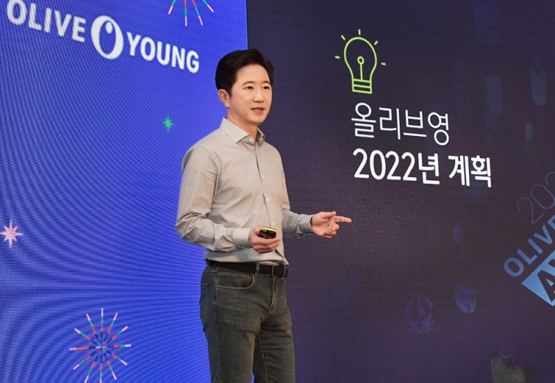 지난 10일 '2021 올리브영 미디어 커넥트' 간담회에서 구창근 CJ올리브영 대표가 올리브영의 주요 성과와 사업 전략에 대해 발표하고 있다./사진제공=CJ올리브영