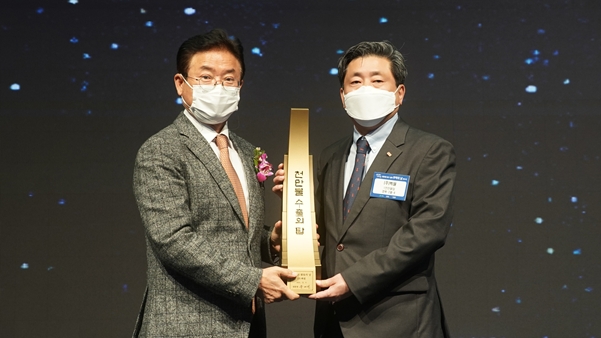 박훈진 SM벡셀 대표이사(오른쪽)가 무역의 날 대구 경북전수식에서 이철우 경북도지사로부터 '천만불 수출의 탑'을 수상하고 있다. /사진제공=SM그룹