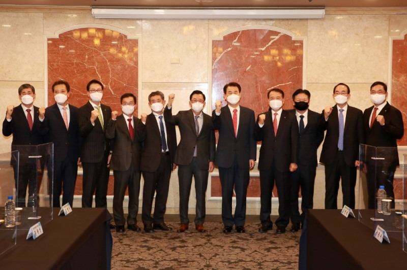 14일 여의도 켄싱턴 호텔에서 금융감독원장-회계법인 CEO와의 간담회가 열렸다. (왼쪽부터) 금융감독원 장석일 심의위원, 한울회계법인 남기봉 대표, 안진회계법인 홍종성 대표, 우리회계법인 김병익 대표, 삼덕회계법인 김명철 대표, 한국공인회계사회 김영식 회장, 정은보 금융감독원장, 삼정회계법인 김교태 대표, 삼일회계법인 윤훈수 대표, 대주회계법인 조승호 대표, 한영회계법인 박용근 대표. / 사진제공= 금융감독원(2021.12.14)