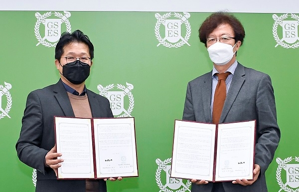 기아 신동수 경영전략실장(왼쪽)과 조경진 서울대 환경대학원장. 사진=기아.