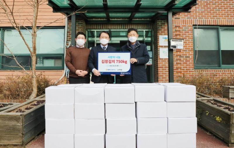 농협카드가 지난 14일 장애인복지시설에서 '사랑의 김장김치 나눔행사'를 실시했다고 15일 밝혔다. /사진제공=NH농협카드