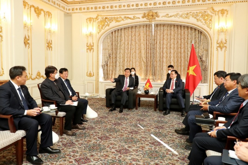 대우건설 김형 사장(중앙 왼쪽)이 베트남 브엉 딩 후에 국회의장(중앙 오른쪽) 및 정부 주요인사들을 면담하고 경제개발 및 투자에 대해 협의하고 있다. / 사진제공=대우건설