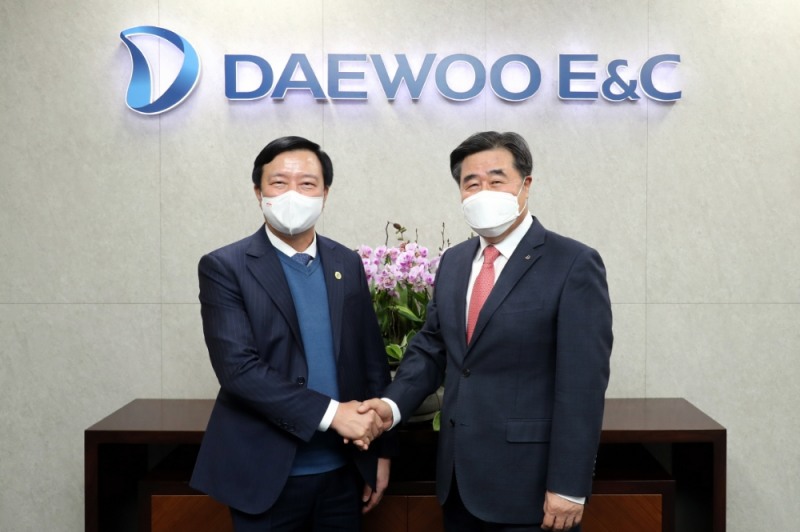 대우건설 김형 사장(오른쪽)이 12월 14일 을지로에 위치한 대우건설 본사에서 베트남 하이즈엉성 팜 쉰 탕 당서기장(왼쪽)을 접견하고 있다. / 사진제공=대우건설