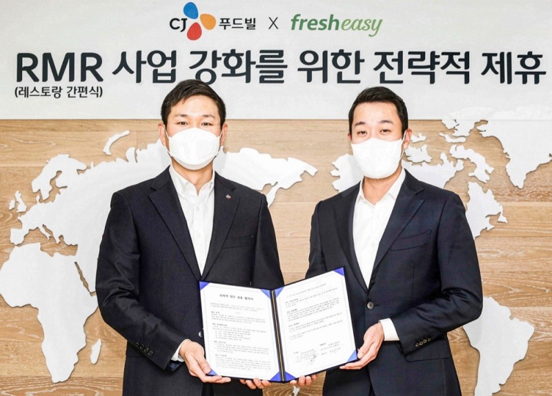 15일 오전 서울 중구 CJ푸드빌 사옥에서 김찬호 CJ푸드빌 대표이사(왼쪽)와 정중교 프레시지 공동대표이사(오른쪽)가 업무 협약을 맺고 기념 사진을 촬영하고 있다./사진제공=CJ푸드빌