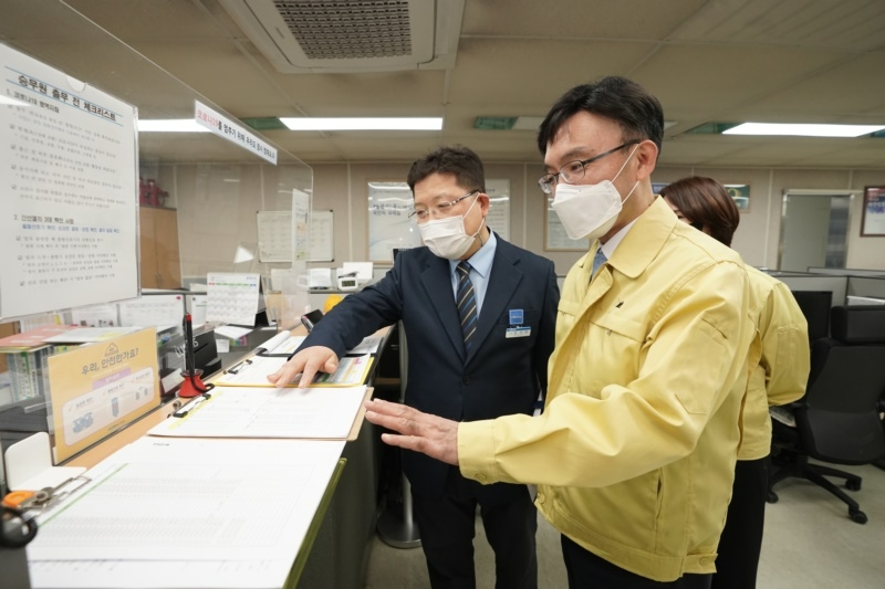 나희승 코레일 사장(오른쪽)이 15일 저녁 청량리전동차승무사업소에서 출무신고 절차와 관리 상황을 점검하고 있다. /사진제공=한국철도