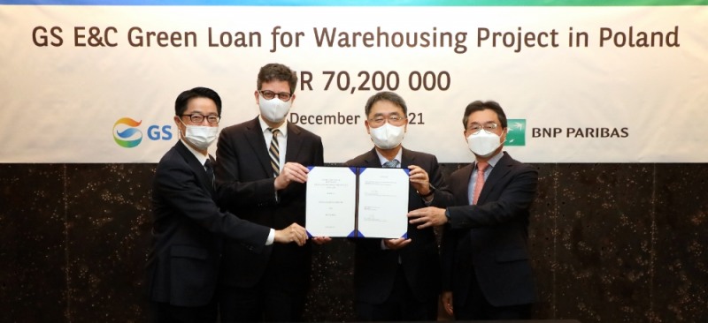 16일 서울 중구 스테이트타워남산에서 진행된 계약 체결식에서 서종갑 BNP 파리바은행 서울지점 총괄본부장, 필립 누와로 BNP파리바은행 한국대표, 김태진 GS건설 재무본부 부사장, 김종민 GS건설 금융실장(왼쪽부터)이 기념촬영을 하고 있다. / 사진제공=GS건설