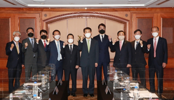 정은보 금융감독원장과 손해보험사 CEO들이 16일 오전 서울 중구 밀레니엄 힐튼 호텔에서 간담회에 앞서 기념 촬영을 진행했다. (사진 왼쪽부터) 김기환 KB손해보험 대표, 이명재 롯데손해보험 대표, 유광열 서울보증보험 대표, 조용일 현대해상 대표, 정지원 손해보험협회 회장, 정은보 금융감독원장, 김용범 메리츠화재 대표, 권중원 흥국화재 대표, 홍원학 삼성화재 사장, 최창수 농협손해보험 대표./사진 제공= 금융감독원