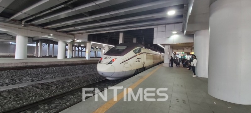 동대구역에 들어서고 있는 SRT 열차 / 사진=장호성 기자