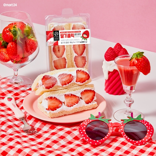 이마트24, 딸기홀릭 샌드위치/사진제공=이마트24