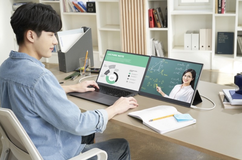 LG전자가 새롭게 공개한 ‘LG 그램+view’와 LG 그램 16을 연결해 사용하는 장면. 사진=LG전자