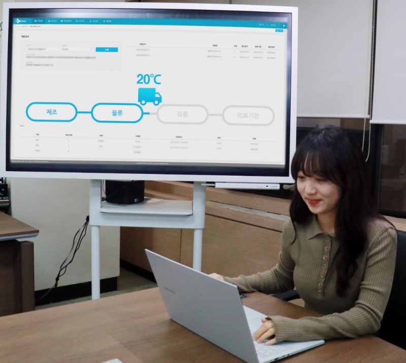 CJ대한통운의 물류시스템 혁신을 이끌고 있는 정보전략팀 직원이 블록체인으로 의약품 제조‧물류‧유통 전과정 데이터를 안전하게 통합 관리하는 ‘블록체인 제약물류시스템’을 설명하고 있다./사진제공=CJ대한통운