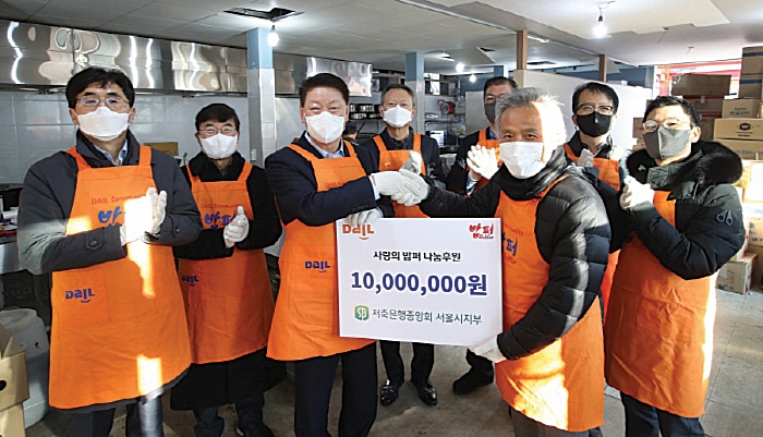 ▲ 오화경 하나저축은행 대표겸 서울시지부장(가운데 왼쪽)이 지난 8일 다일공동체 밥퍼나눔운동본부에 성금 1000만원을 전달하고 있다. 사진제공 = 저축은행중앙회