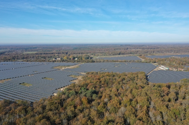 한화솔루션(대표이사 김동관 등) 큐셀 부문의 친환경 태양광 모듈이 설치된 프랑스 중북부 지앙(Gien) 지역의 75ha(헥타르) 부지에 위치한 55MW(메가와트) 규모 태양광 발전소가 최근 운영을 시작했다. 사진=한화솔루션.
