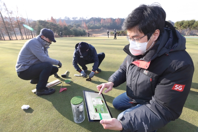 KT(회장 구현모)가 골프장 잔디 생육 관리에 디지털 혁신을 적용한 ‘스마트그린’ 서비스를 종신물산(대표이사 박상훈)과 함께 개발하고 충북 충주시에 위치한 대중제 골프장인 중원골프클럽(중원GC, 대표이사 이광득)에 공급했다. 사진=KT.