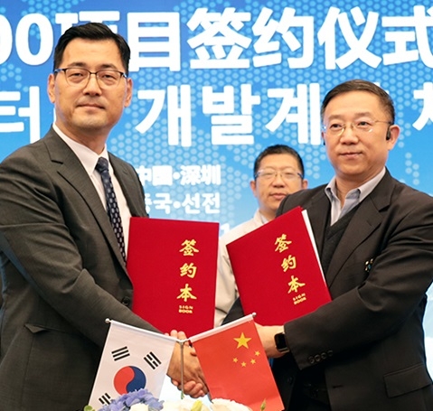 쌍용자동차 NEV 추진단 심준엽 단장(왼쪽)과 핀드림인더스트리 장쇼우보 부사장