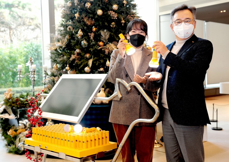 SK에코플랜트는 23일 서울 종로구 지플랜트 사옥에서 요크와 솔라카우 설치 사업을 위한 협력 계약식을 진행했다고 밝혔다. 사진은 박경일 SK에코플랜트 사장(오른쪽), 장성은 요크 대표가 사옥 1층에 설치된 솔라카우 앞에서 솔라밀크를 들고 기념촬영을 하는 모습. / 사진제공=SK에코플랜트