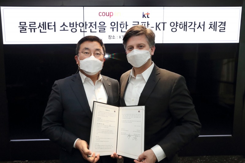 (왼쪽부터) 송재호 KT AI/DX융합사업부문장 부사장과 라이언 브라운 쿠팡 환경보건안전 총괄 부사장. 사진=KT